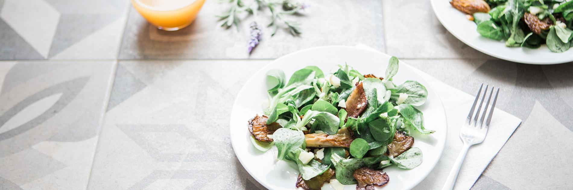 Salad with smoked chicken and mushrooms
