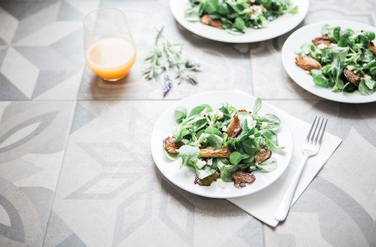 Salad with smoked chicken and mushrooms