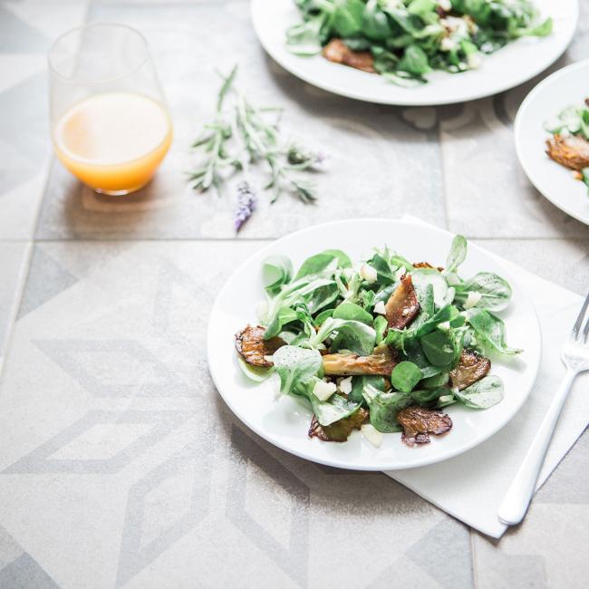 Salad with smoked chicken and mushrooms